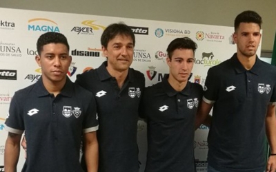 Àlex Llamas (segon per la dreta) el dia de la seva presentació amb Osasuna Magna